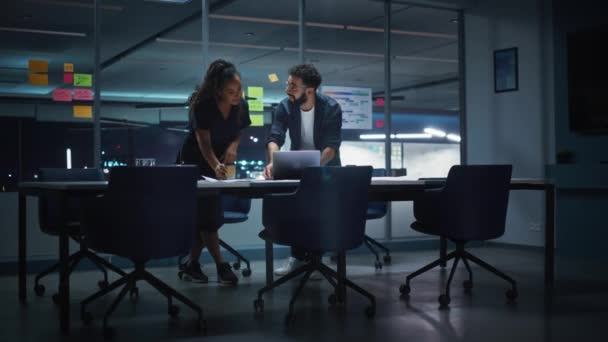 Två chefer som arbetar i Office Meeting Room — Stockvideo