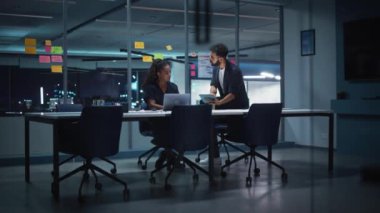 Ofis Toplantı Odasında İki Yönetici Çalışıyor