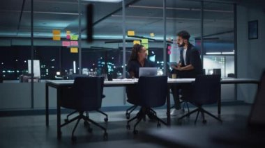 Ofis Toplantı Odasında İki Yönetici Çalışıyor