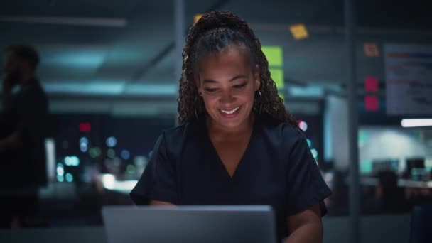 Feminino Gerente de Negócios Trabalhando no Escritório à noite — Vídeo de Stock