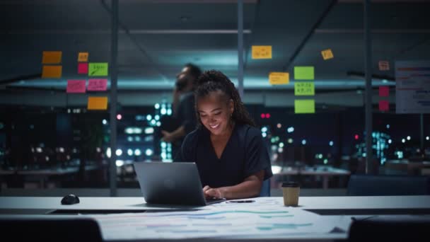Vrouwelijke bedrijfsleider 's nachts werkzaam op kantoor — Stockvideo