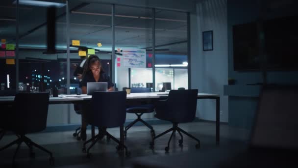 Kvinnlig affärschef som arbetar på kontoret på natten — Stockvideo