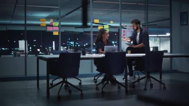 Zwei Manager arbeiten im Büro-Besprechungsraum — Stockvideo