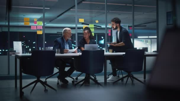 Équipe de gestionnaires travaillant dans la salle de réunion du bureau — Video