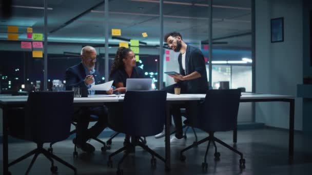 Team van managers die werken in Office Meeting Room — Stockvideo