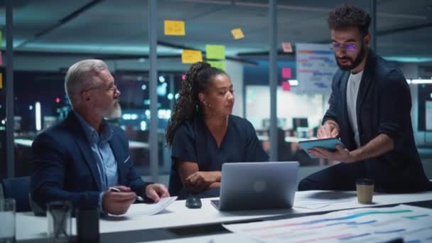 Equipo de Gerentes Trabajando en la Sala de Reuniones — Vídeos de Stock