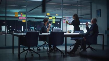 Ofis Toplantı Salonunda Yöneticiler Ekibi