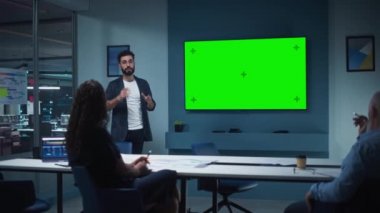 İş Yöneticisi Yeşil Ekran Ekranında Sunum Veriyor