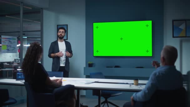 Gerente de negocios dando presentación en monitor de pantalla verde — Vídeos de Stock