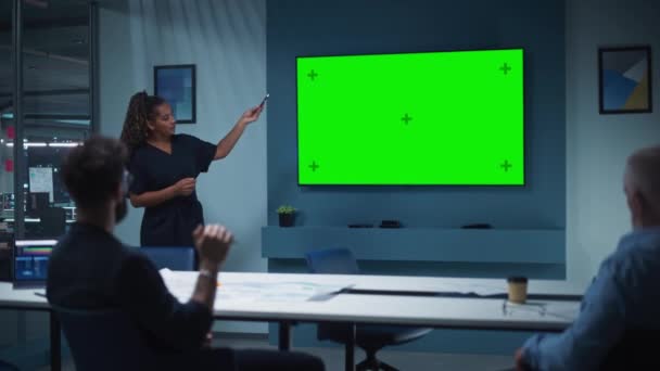 Business Manager Ger presentation på Green Screen Monitor — Stockvideo