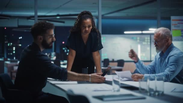 Equipo de Gerentes Trabajando en la Sala de Reuniones — Vídeos de Stock