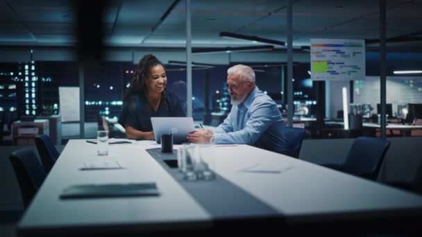 Dva manažeři vyjednávají v zasedací místnosti kanceláře — Stock video
