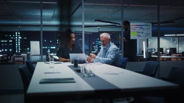 Dos gerentes negocian en la sala de reuniones de la oficina — Vídeos de Stock