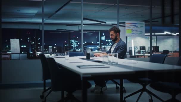 Business Manager, der arbejder på kontoret om natten – Stock-video