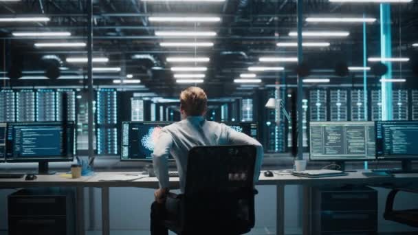 Specialist som arbetar med dator i datacenter — Stockvideo
