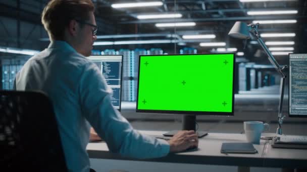 Data Center.mov 'da Yeşil Ekran Bilgisayarı üzerinde çalışan Uzman — Stok video