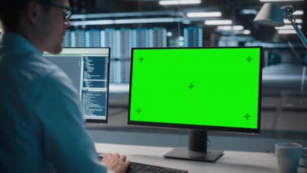 数据中心绿色屏幕计算机的专家工作 — 图库视频影像