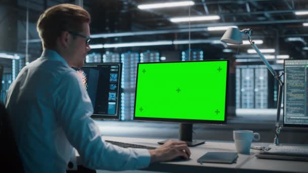 Spezialist arbeitet an Green-Screen-Computer im Rechenzentrum — Stockvideo