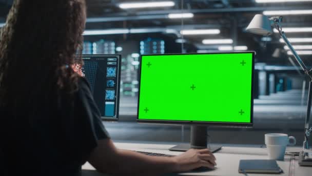 Спеціаліст з роботи над комп "ютером з зеленого екрану в центрі даних — стокове відео