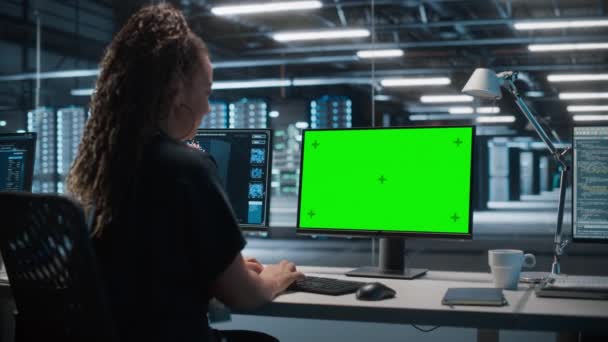 Specialist som arbetar med grön skärm dator i datacenter — Stockvideo