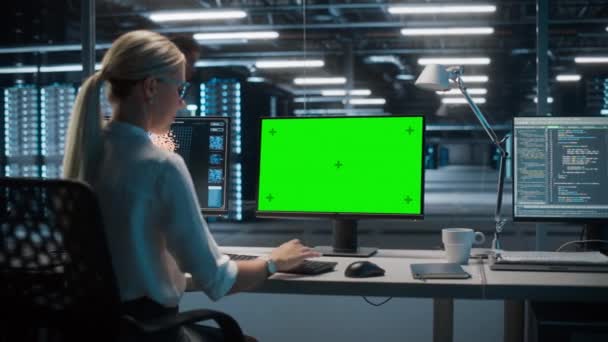 Especialista Trabajando en el ordenador de pantalla verde en el centro de datos — Vídeo de stock