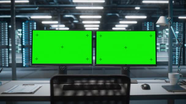 Grön skärm dator i datacenter — Stockvideo