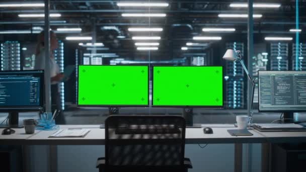 Komputer Green Screen w centrum danych — Wideo stockowe