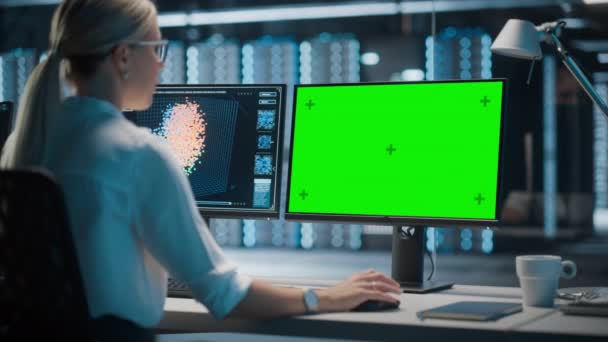 Especialista trabajando en ordenador de pantalla verde — Vídeos de Stock