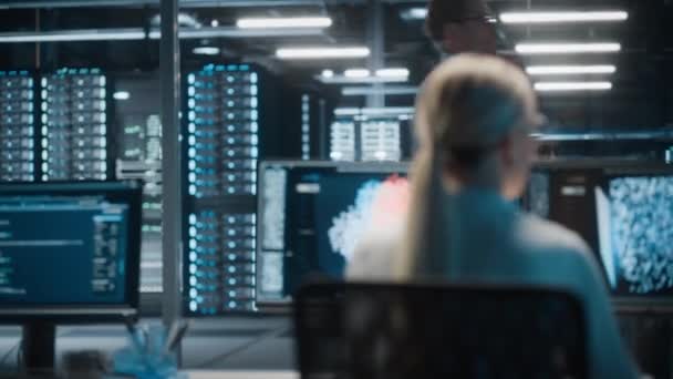 IT-specialist som arbetar med dator i datacenter — Stockvideo