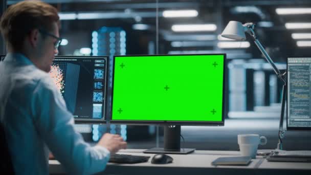 Специалист, работающий на Green Screen Computer — стоковое видео