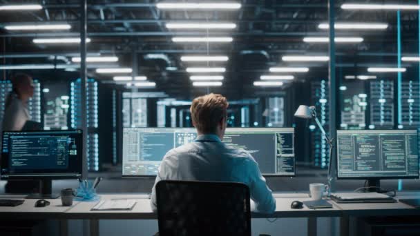 IT-specialist som arbetar med dator i datacenter — Stockvideo