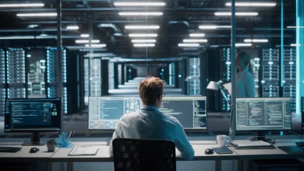 IT-specialist werkt aan computer in datacenter — Stockvideo