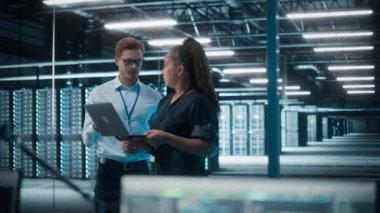 Veri Merkezi 'nde Bilgisayar üzerine çalışan iki bilişim uzmanı