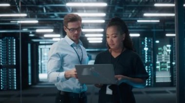 Veri Merkezi 'nde Bilgisayar üzerine çalışan iki bilişim uzmanı