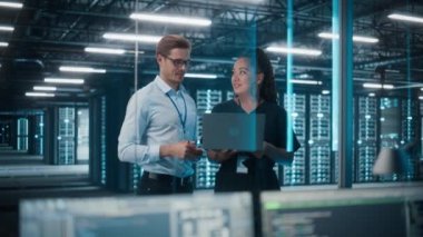 Veri Merkezi 'nde Bilgisayar üzerine çalışan iki bilişim uzmanı