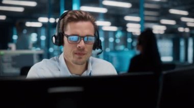 Bilgi Merkezi 'nde Bilgisayar üzerine çalışan IT Uzman Servisi