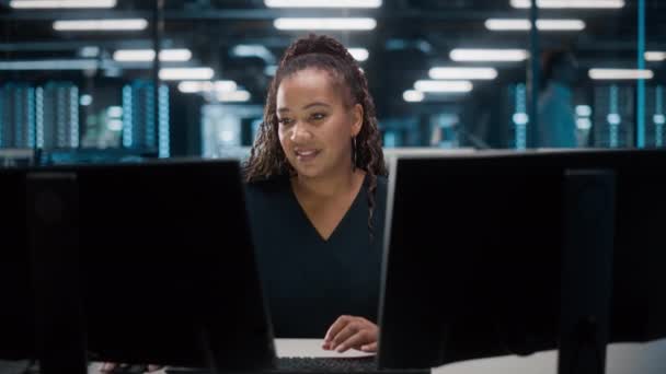 IT-specialist werkt aan computer in datacenter — Stockvideo