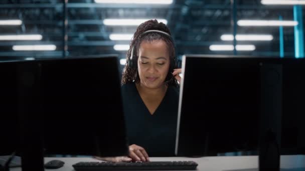 IT-specialist Support Arbeta på dator i Data Center.mov — Stockvideo