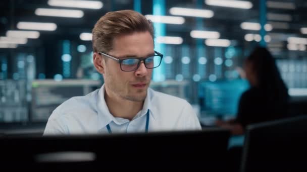 Specialista IT pracující na počítači v datovém centru — Stock video