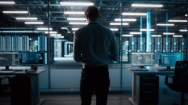 Data Center.mov 'da Bilgisayar Uzmanı