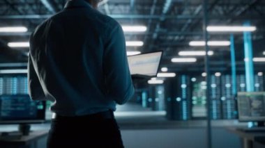 Data Center.mov 'da Bilgisayar Uzmanı