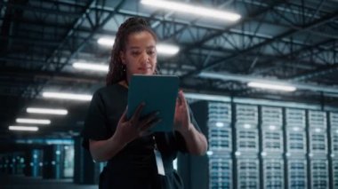 Veri Merkezinde Bilgi İşlem Uzmanı Tablet Bilgisayar Kullanıyor. mov