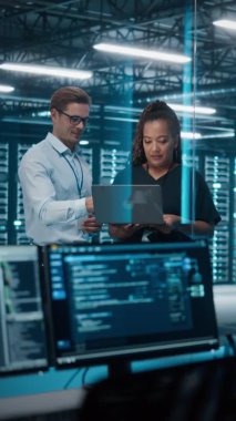 Dikey Ekran Veri Merkezi Çalışanları