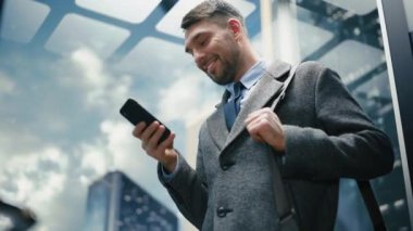 İşadamı Asansöre Binerken Akıllı Telefon Kullanıyor