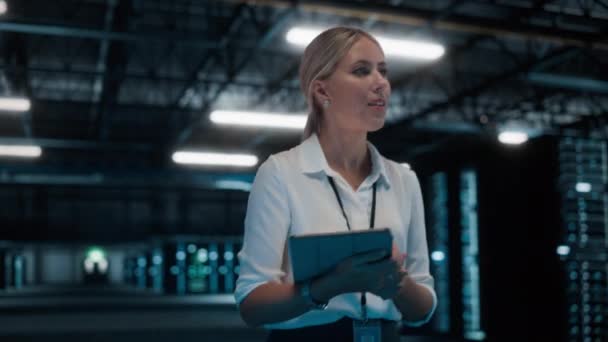 IT-specialist Tablet gebruiken in datacenter — Stockvideo