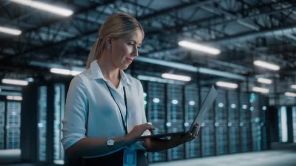 IT-specialist med hjälp av dator i datacenter — Stockvideo