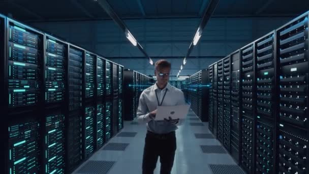 Datacenter Specialist Energielijnen — Stockvideo
