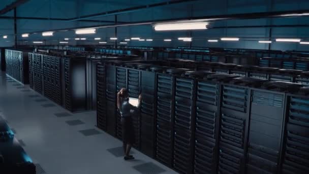 Laptop des Spezialisten für Big Data Center — Stockvideo