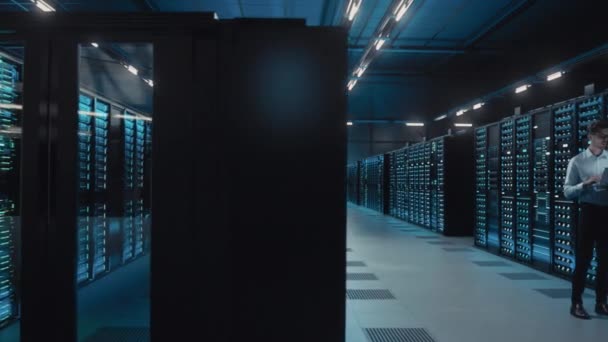 Laptop des Spezialisten für Big Data Center — Stockvideo