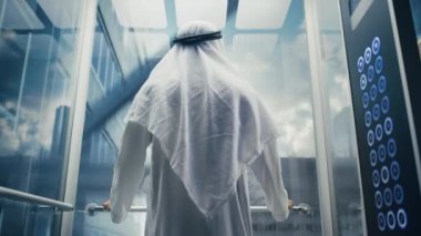 Arap İşadamı Asansöre Biniyor